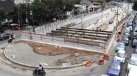 Pekerja menyelesaikan pembangunan Underpass Mampang di Jakarta, Senin (12/3). Proyek jalan bawah tanah sepanjang 855 meter yang direncanakan melewati dua jalan layang dan lampu merah perempatan Rasuna Said dan Mampang. (Liputan6.com/Immanuel Antonius)