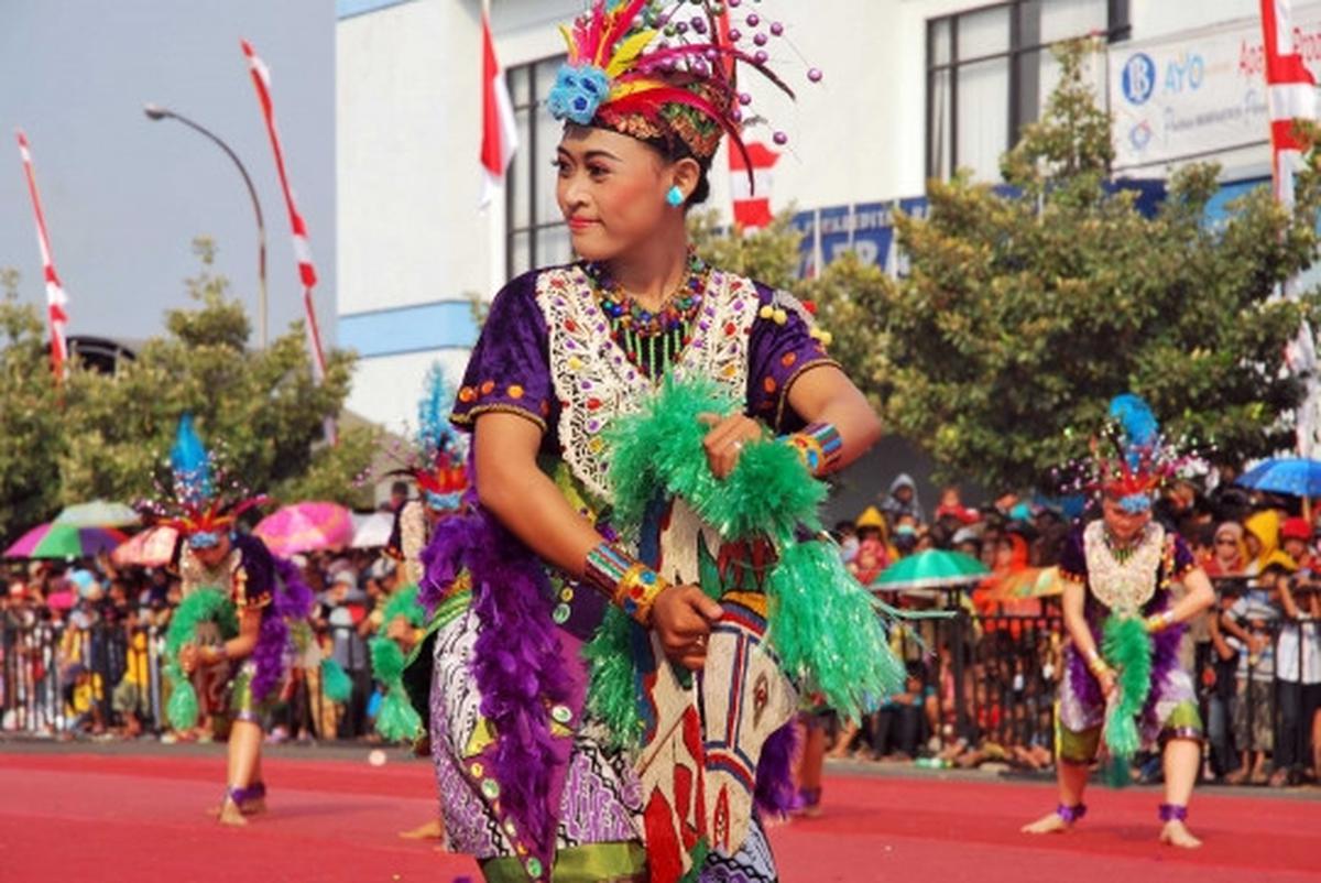 Kemolekan penari cantik 1.000 Barong Nusantara di Kediri