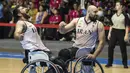 Para pebasket kursi roda Iran merayakan kemenangan atas Jepang pada final Asian Para Games di Hall A Senayan, Jakarta, Sabtu (13/10). Iran menang 68-66 atas Jepang. (Bola.com/Vitalis Yogi Trisna)