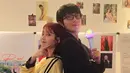 Kekmpakan Lee Joon Gi dan IU di belakang panggung. Lee Joon Gi mengenakan busana casual sambil memegang lightstick IU. (Foto: Instagram/ actor_jg)