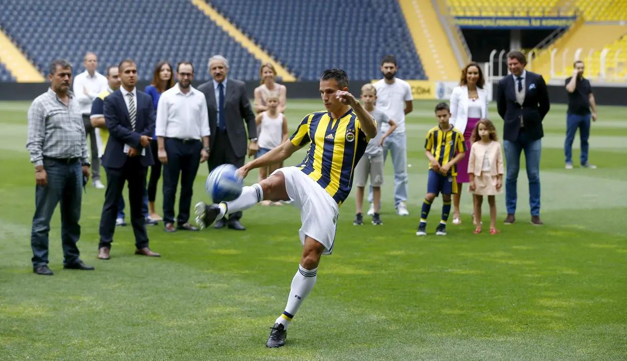 Jugling Robin van Persie di depan publik Fenerbahce. (Reuters/OSMAN ORSAL)