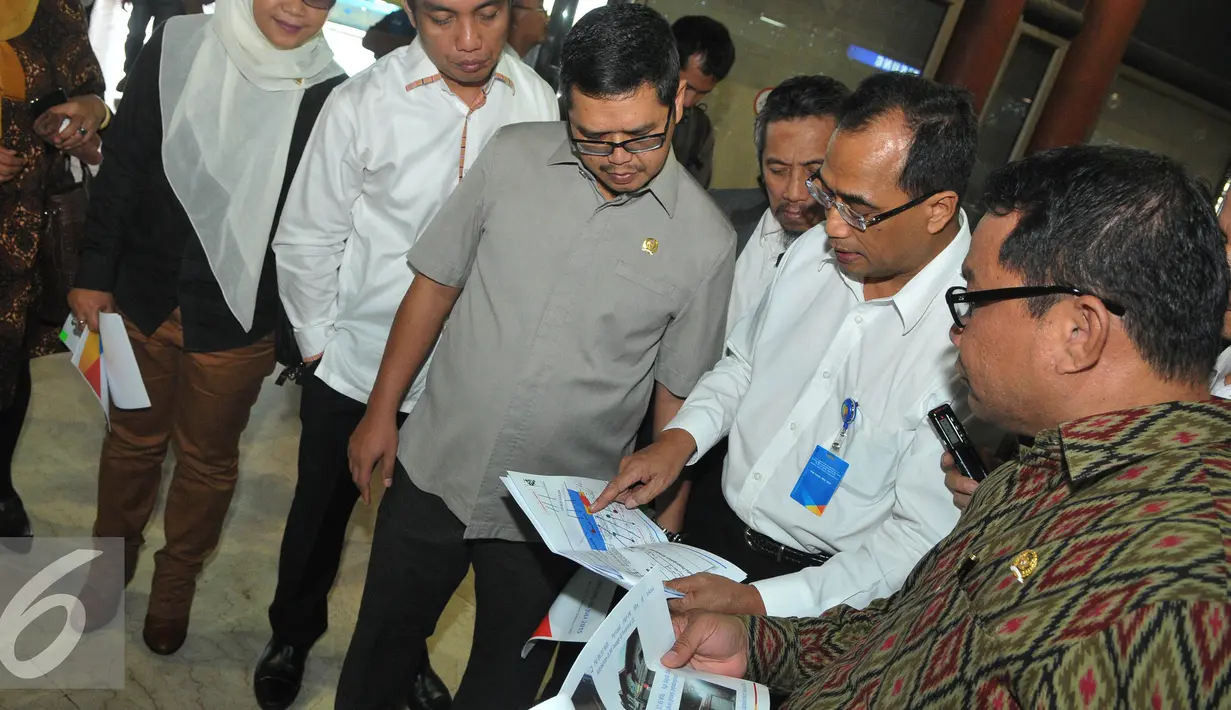 Dirut AP2, Budi Karya Sumadi (kedua kiri) menunjukan denah lokasi kebakaran ke Ketua Komisi V, Fary Dj Francis (kanan) di Terminal 2E Bandara Soetta, Tangerang, Senin (6/7/15).(Liputan6.com/Herman Zakharia)