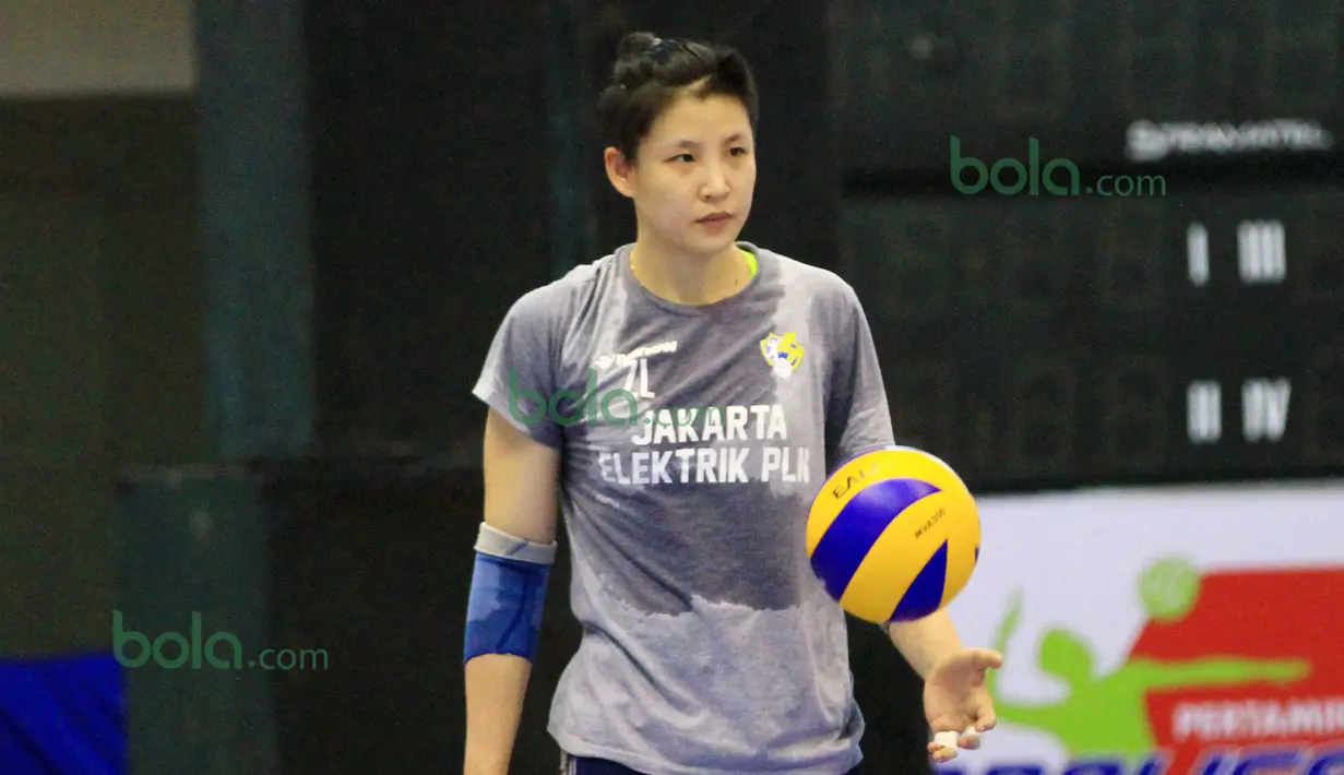 Pemain Timnas China, Zhang Lei tengah berlatih bersama tim Jakarta Elektrik PLN pada Proliga 2016. (Bola.com/Nicklas Hanoatubun)