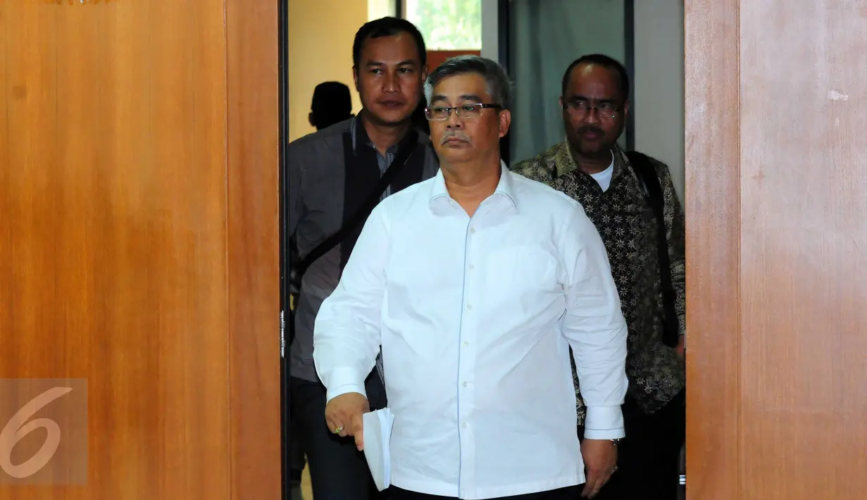 Mantan Ketua MK, Akil Mochtar menolak menjadi saksi di sidang sengketa Pilkada Pulau Morotai, Maluku Utara dengan terdakwa Rusli Sibua, Jakarta, Senin (21/9/2015). Akil menolak bersaksi karena KPK memblokir rekening keluarganya.(Liputan6.com/Helmi Afandi)
