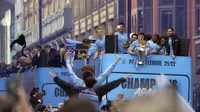 Para pemain Manchester City menyapa para penggemar dari atas bus saat parade kemenangan Liga Inggris di Manchester, Inggris, 23 Mei 2022. (AP Photo/Jon Super)