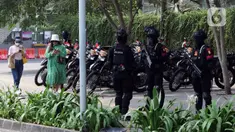 Anggota Korps Brimob Polri berjaga di kawasan Bundaran HI, Jakarta, Minggu (3/9/2023). TNI dan Polri menerjunkan 13.158 personel untuk pengamanan penyelenggaraan KTT ke-43 ASEAN. (Liputan6.com/Herman Zakharia)