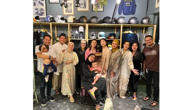 7 Potret Perayaan Ulang Tahun Selvi Kitty ke-29, Meriah Dihadiri Rekan Artis