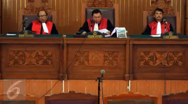 Hakim Ketua, Achmad Rivai (tengah) membaca putusan sidang lanjutan permohonan PK kasus Abu Bakar Baasyir di PN Jakarta Selatan, Selasa (1/12/2015). Majelis memutuskan pemeriksaan permohonan PK dilimpahkan ke PN Cilacap. (Liputan6.com/Helmi Fithriansyah)