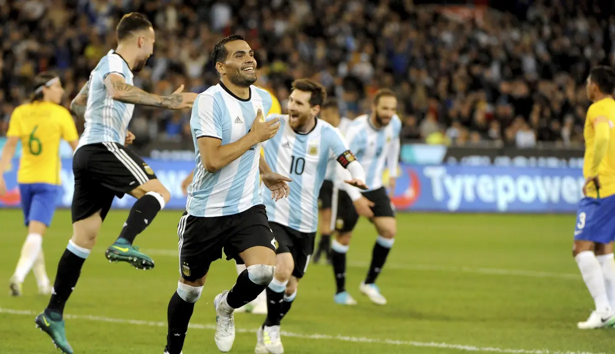 Gabriel Mercado merayakan golnya ke gawang Brasil pada laga persahabatan di Melbourne Cricket Ground, Melbourne, Australia, (9/6/2017). (Joe Castro/AAP Image via AP)