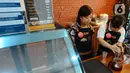 Penyandang down syndrome meracik kopi untuk pengunjung di Kopi Kamu, Kebayoran Baru, Jakarta Selatan, Selasa (5/12/2023). (merdeka.com/Arie Basuki)
