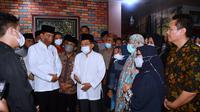 Presiden Joko Widodo atau Jokowi melayat ke rumah duka almarhum Ferry Mursyidan Baldan. (Foto: Biro Pers Sekretariat Presiden)