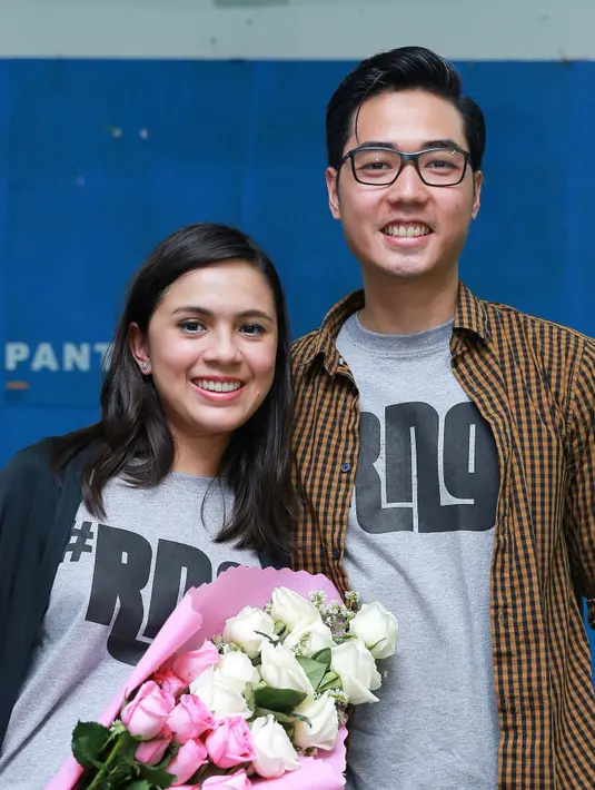 Jakarta Pasangan selebritis Nycta Gina dan Rizky Kinos sedang berbahagia. Pasalnya, setelah resmi menikah pada tanggal 2 Agustus 2015 lalu, kini Gina telah mengandung. (Galih W. Satria/Bintang.com)