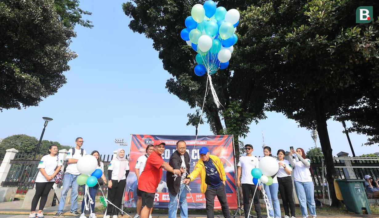 CEO PT Kalimatera Kotawaringin Rahmat (KKR), Raden Rahmat Bastian, melepas balon saat membuka acara "Fourfeo Soccer Tournament" di Lapangan Rugby Gelora Bung Karno (GBK), Jakarta Pusat, pada Minggu (11/8/2024). (Bola.com/M Iqbal Ichsan)