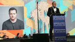 Brendan Fraser menerima penghargaan spotlight award untuk film "The Whale" di Gala Penghargaan Festival Film Internasional Palm Springs tahunan ke-34 di Palm Springs, California  (6/1/2023). Brendan Fraser mengatakan sangat 'memuaskan' dipuji untuk peran comeback di The Whale setelah mendapatkan penghargaan ini. (AP Photo/Chris Pizzello)