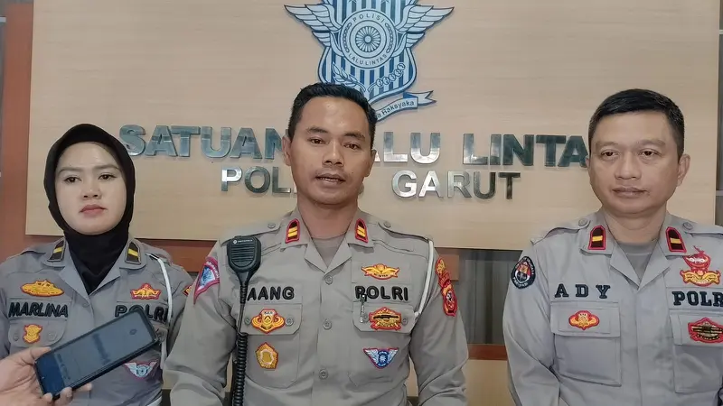 Kasatlantas Polres Garut, Iptu Aang Andi Suhandi diapit Kanit Gakkum Polres Garut Ipda Marlina dan Kasi Humas Polres Garut IPDA Susilo Adi Prasetyo di ruang kerjanya, Satlantas Mapolres, Garut, Jawa Barat. (Liputan6.com/Jayadi Supriadin)