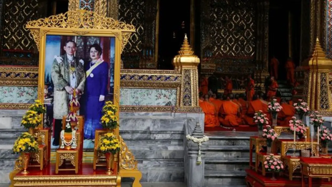 770 Biksu Mendoakan Takhta ke-70 Raja Thailand Bhumibol 