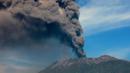 Kepulan awan panas Gunung Raung membumbung ke angkasa yang terlihat dari Kabupaten Bondowoso, Jatim, Minggu (12/7). Gunung Raung terus menunjukkan aktivitas vulkaniknya dan menyebabkan terjadi hujan abu tipis di sejumlah wilayah. (AFP PHOTO/WIDARSHA)