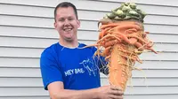Christopher berhasil memecahkan rekor dunia dengan wortel terbesar yang mempunyai berat 22,44 pon (Guinness World Records)