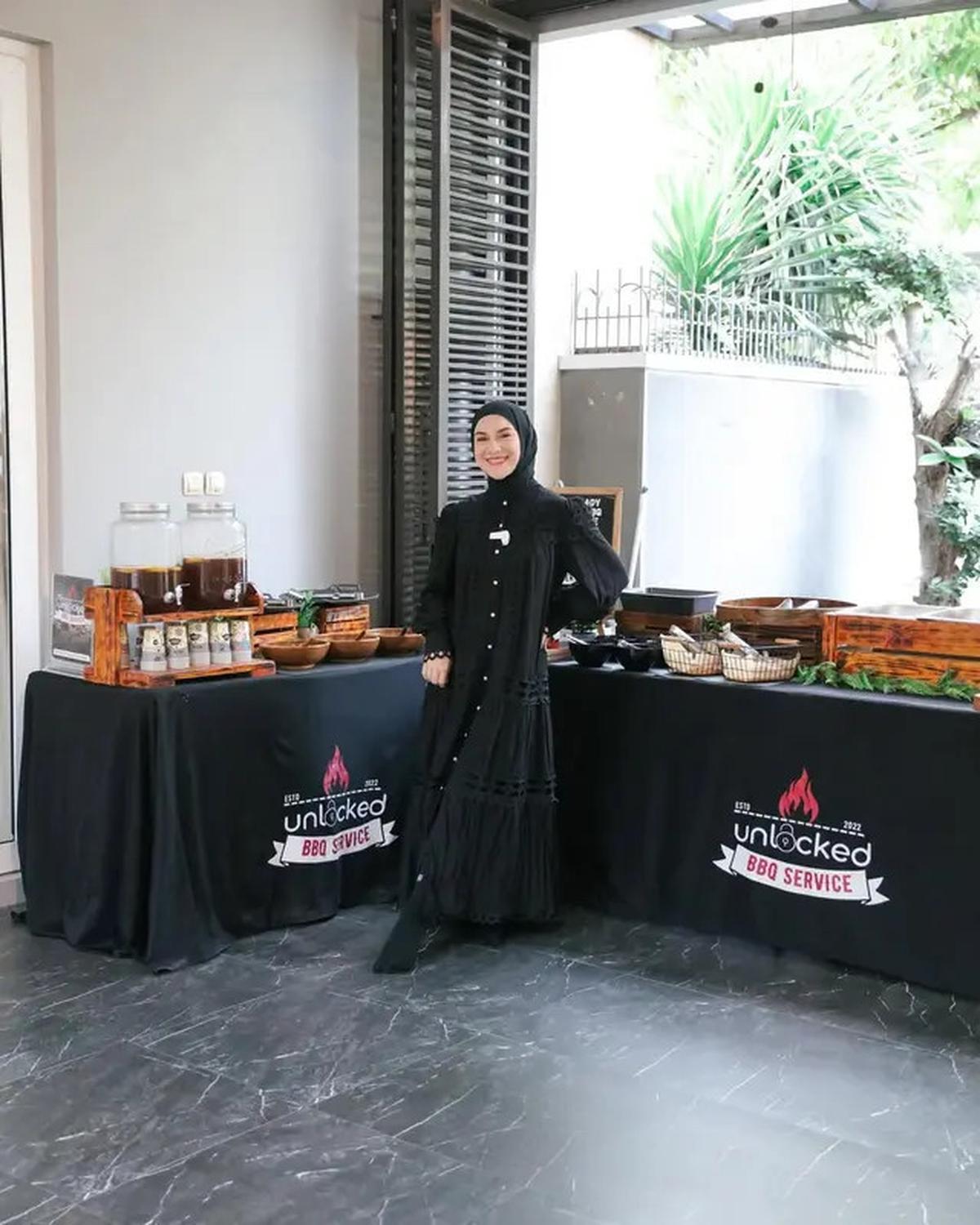 6 Model Gamis Hitam Elegan Irish Bella dan Setelan Hijabnya, Inspirasi Gaya Modis Ibu Muda Usia 30-an di 2025