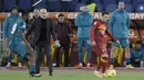 Penyerang AC Milan, Zlatan Ibrahimovic (kanan) menyaksikan rekan-rekannya bertanding melawan AS Roma pada pertandingan lanjutan Liga Serie A Italia di stadion Olimpiade, di Roma, Italia,Senin (1/3/2021). Saat ini AC MIlan mengemas 52 poin terpaut 4 poin dari Inter Milan. (AP Photo/Gregorio Borgia)