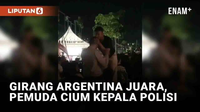 Keberhasilan Argentina meraih trofi Piala Dunia 2022 bawa kebahagiaan di seluruh negara. Tak terkecuali fans Argentina di Indonesia yang menggelar nonton bareng. Viral seorang pemuda selebrasi merayakan keberhasilan Lionel Messi cs dengan tingkah koc...