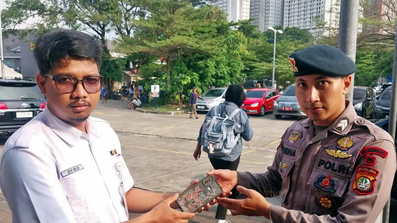 KAI Commuter kembalikan barang milik penumpang kecelakaan kereta di Bekasi Timur. (Dok KCI)