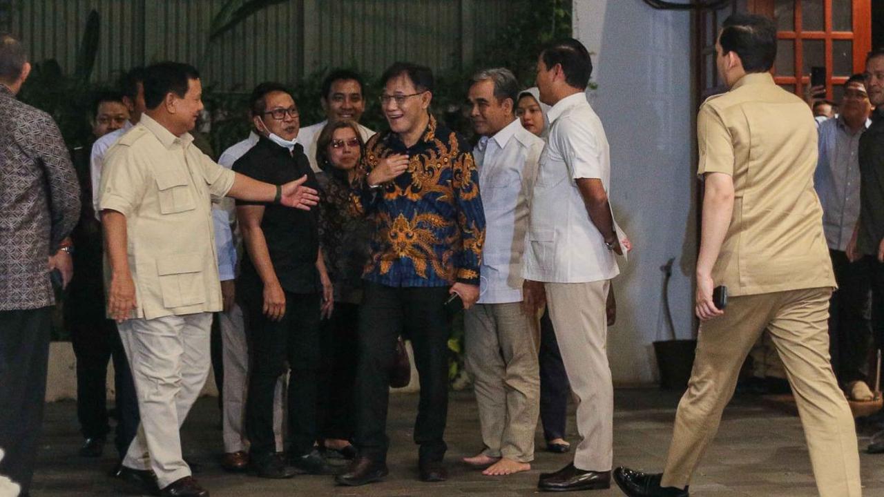 "Saya kan sering diskusi dengan tokoh-tokoh dengan Pak Luhut, Bu Mega tentu saja dengan Pak Jokowi ini. Ini sosok nasionalis yang menurut saya pikiran-pikirannya menarik untuk kita diskusikan untuk kita gali,"