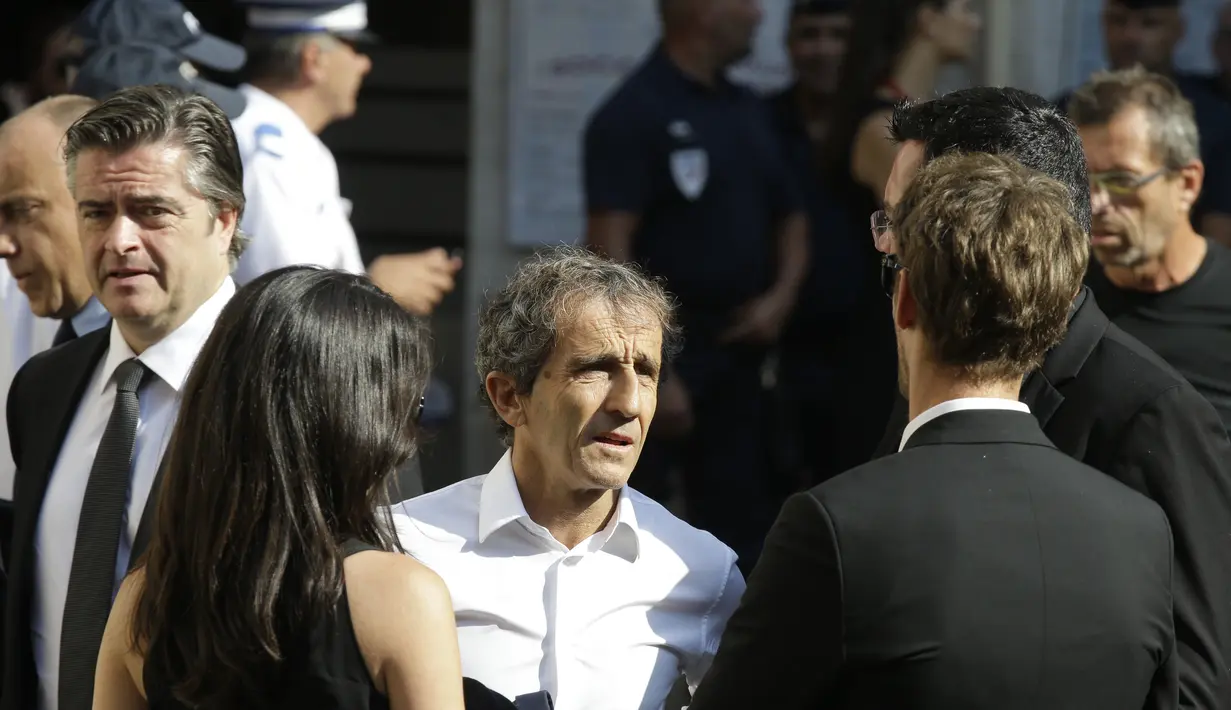 Juara dunia F1 empat kali, Alain Prost, turut hadir juga. (AP Photo/Lionel Cironneau)