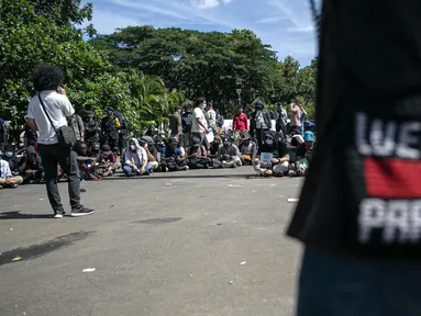 Massa yang tergabung dalam Aliansi Mahasiswa Papua (AMP) menggelar aksi di kawasan Patung Kuda, Jakarta, Selasa (1/12/2020). AMP menyerukan kepada dunia internasional untuk membangun konsolidasi solidaritas perjuangan hak menentukan nasib sendiri bagi bangsa West Papua. (Liputan6.com/Faizal Fanani)