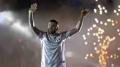 Bek Dani Alves menyapa para suporter saat diperkenalkan sebagai bek baru Sao Paulo di stadion Morumbi, Brasil (6/8/2019). Mantan pemain Barcelona dan Juventus berusia 36 tahun ini dikontrak selama tiga musim, atau hingga 2022. (AP Photo/Andre Penner)