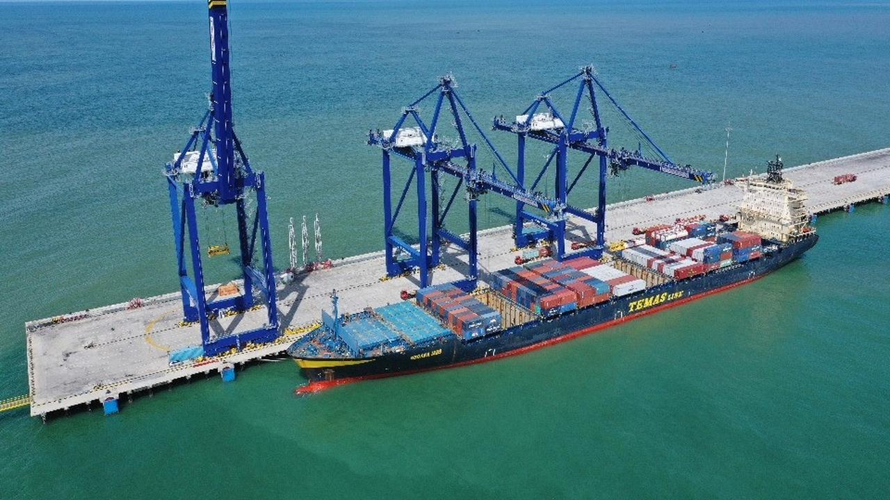 Kapal Temas Line bersandar di dermaga Kuala Tanjung Multipurpose Terminal