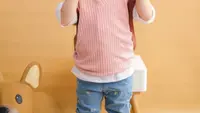 Look yang satu ini ternyata cocok untuk anak perempuan usia 1 tahun. Rompi dusty pink dengan denim jeans dari Mourance membuat penampilan anak menjadi lebih fresh. (instagram.com/mourance.id)