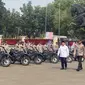 Menhan Prabowo Subianto menyerahkan 100 unit motor trail berbahan bakar listrik, kepada TNI AD, TNI AL, TNI AU, dan Polri, Kamis (31/8/2023). (Liputan6.com/ Muhammad Radityo Priyasmoro)