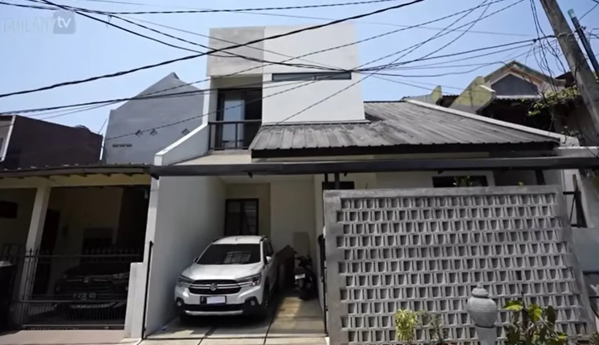 Berikut potret Gilang dari depan. Rumah Gilang berada di kawasan perumahan. Rumah bercat putih dengan dua lantai. Rumah tersebut dibangun di atas lahan tanah seluas 82 meter. [Youtube/TAULANY TV]