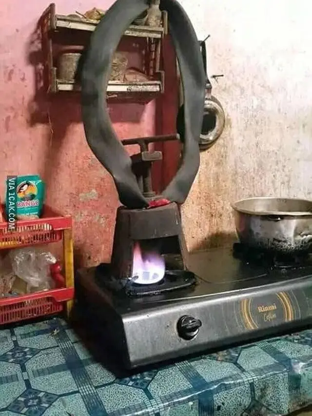 Tingkah Nyeleneh Tukang Tambal Ban Ini Bikin Tepuk Jidat