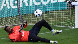 Steve Mandanda lahir di Zaire (Kongo). Saat masih belia, Mandanda dan keluarganya mengungsi ke Prancis dari kekejaman rezim Mobutu Sese Seko yang menguasai Kongo. (AFP/Jean-Christophe Verhaegen)
