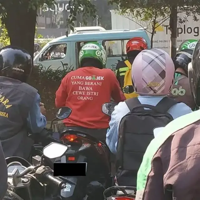 8 Potret Nyeleneh Jaket Ojol, Modifikasinya Kocak Banget