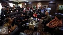 Suasana ruangan saat musisi Ahmad Dhani bersama Fadli Zon memberikan keterangan hasil pertemuan mereka di Gedung Nusantara III DPR, Kompleks Parlemen, Senayan, Jakarta, Senin (28/11). (Liputan6.com/Johan Tallo)