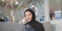 Selebgram Dara Arafah kini terlihat semakin konsisten mengenakan hijab. Melalui sejumlah unggahan di Instagram, tampak perempuan 22 tahun itu tampil dengan busana tertutup. Berikut potretnya. (Instagram/daraarafah).
