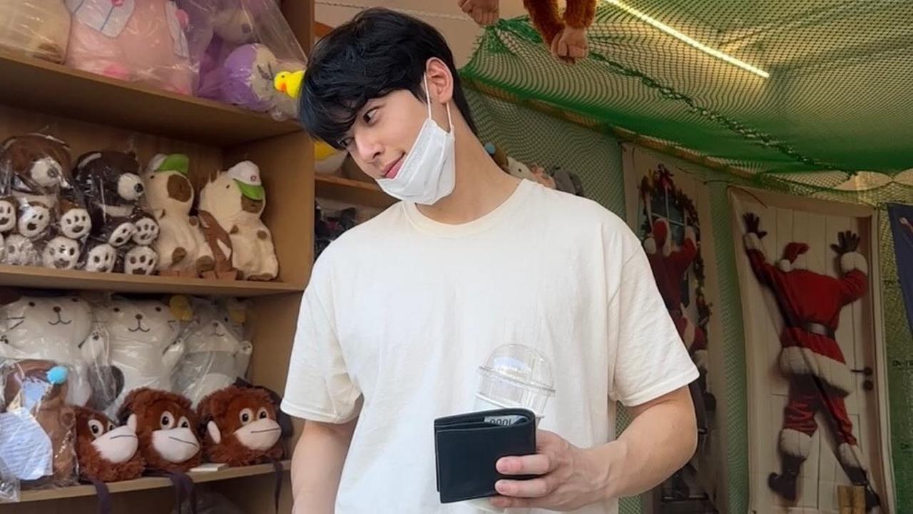 Potret Terbaru Cha Eun Woo di Area Bermain, Sumringah Sambut Musim Semi