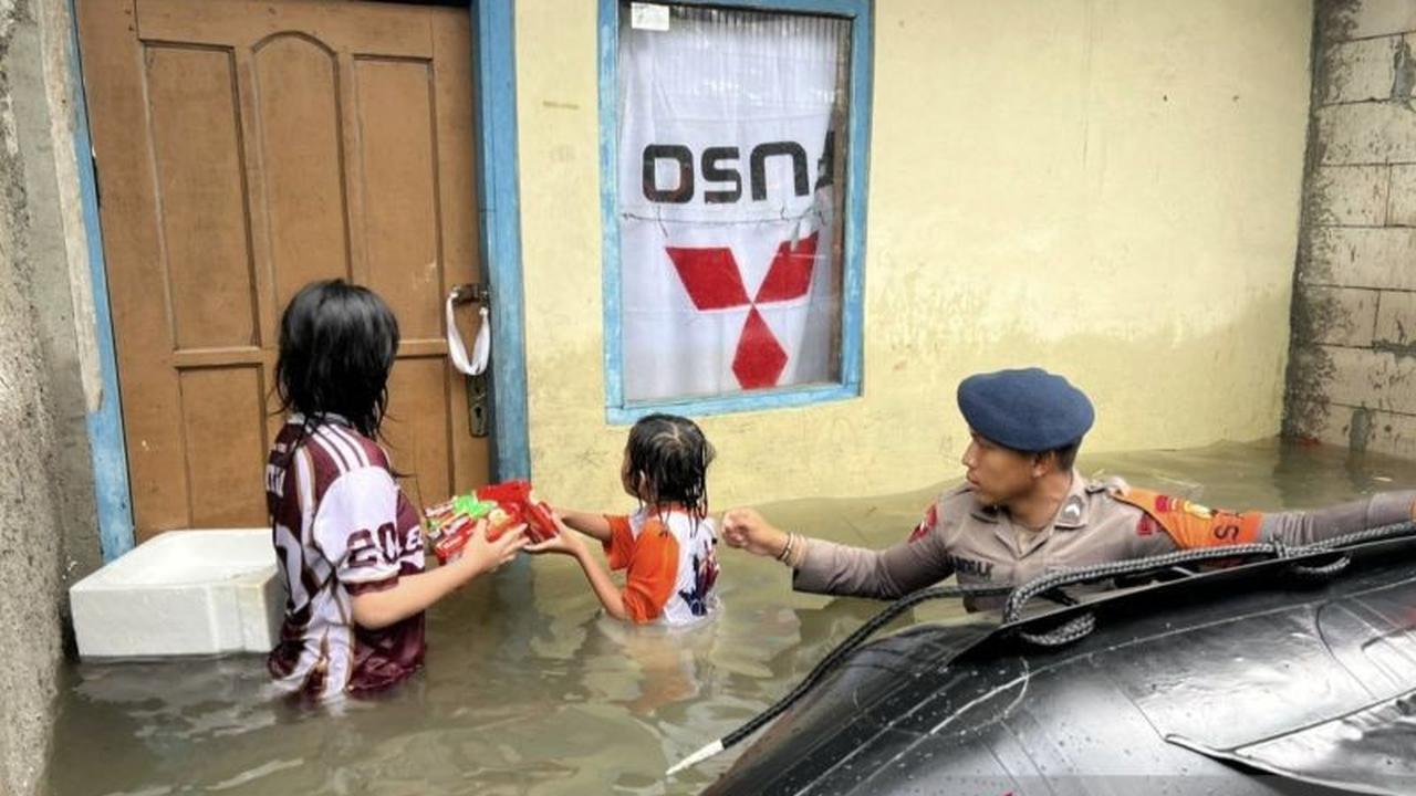 Brimob Evakuasi Banjir Cakung: Polda Metro Jaya Sigap Bantu Warga Terdampak di Rawa Terate