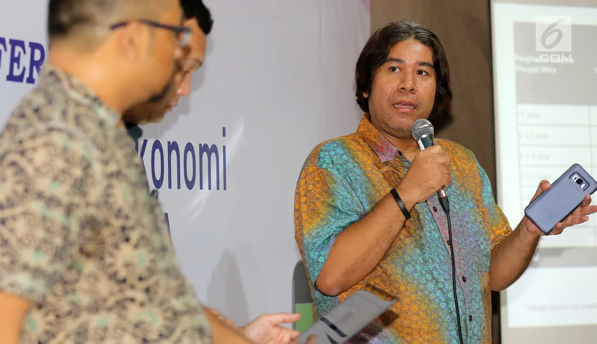 Pengamat Ekonomi FEB UI Andi Fahmi Lubis menanggapi hasil riset Go-Jek oleh Lembaga Demografi UI Tahun 2018 di Jakarta, Kamis (21/3). Hasil riset menemukan kontribusi mitra Go-Jek terhadap ekonomi Indonesia Rp 44,2 Triliun. (Liputan6.com/Fery Pradolo)