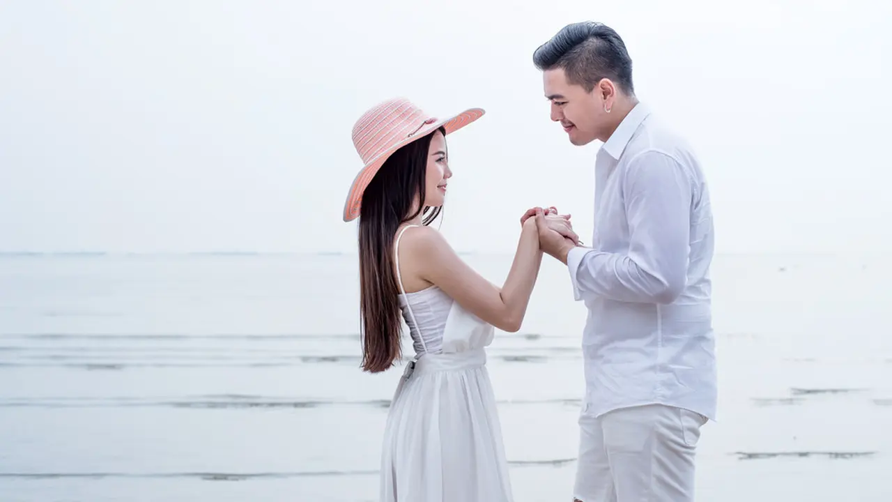 pasangan cinta melamar bahagia