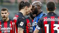 Striker AC Milan, Zlatan Ibrahimovic, bersitegang dengan striker Inter Milan, Romelu Lukaku, pada laga perempat final Coppa Italia di Giuseppe Meazza, Selasa (26/1/2021). Inter Milan menang dengan skor 2-1. (AP/Antonio Calanni)
