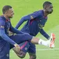 Pemain Paris Saint-Germain (PSG), Kylian Mbappe, bersama dengan Ousmane Dembele saat sesi latihan di Poissy, Paris, Jumat (18/8/2023). Mbappe mengikuti latihan dan diperkirakan akan tampil melawan Toulouse pada pekan kedua Liga Perancis 2023-2024. (AP Photo/Michel Euler)