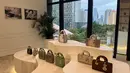 Di ruangan khusus, hadir koleksi spesial yang tak kalah memukau. Beragam pilihan tas dengan pilihan exotic leather tersedia di sini. Dengan tingkat pengerjaan yang tinggi dan kualitas yang prima, material exotic leather menjadi salah satu incaran para kolektor. [ Foto: dok Fimela.com]