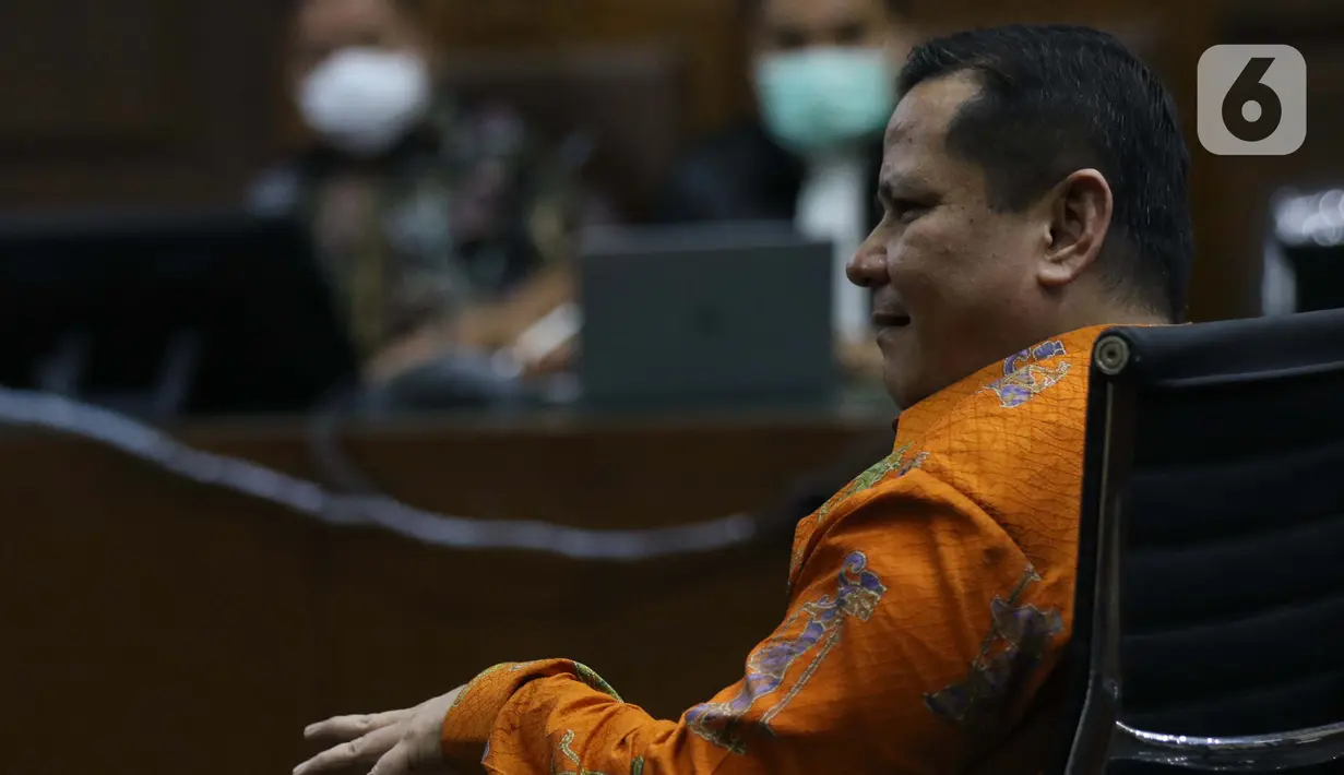 Irjen (Pol) Napoleon Bonaparte saat menjadi saksi dalam sidang lanjutan dugaan perantara suap penghapusan red notice Djoko Tjandra dengan terdakwa Tommy Sumardi di Pengadilan Tipikor, Jakarta, Selasa (24/11/2020). Sidang beragenda mendengar keterangan saksi. (Liputan6.com/Helmi Fithriansyah)
