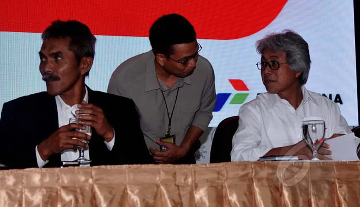 Dirut PT Pertamina (Persero) Dwi Soetjipto (kanan) disela-sela memberikan keterangan terkait pengadaan minyak mentah dan Bahan Bakar Minyak (BBM) oleh anak usaha Pertamina (Integrated Supply Chain), Jakarta, Selasa (17/2). (Liputan6.com/Johan Tallo)