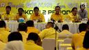 Ketua Umum Partai Golkar Airlangga Hartarto (ketiga kanan) memimpin rapat pleno perdana setelah terbentuknya kepengurusan baru di DPP Golkar, Jakarta, Senin (29/1). Rapat pleno digelar sesaat sebelum verifikasi faktual oleh KPU. (Liputan6.com/Johan Tallo)