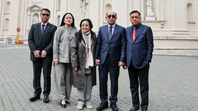 Presiden Kelima RI yang juga Ketua Umum PDI Perjuangan (PDIP) Megawati Soekarnoputri bersama putra dan putrinya, Mohamad Rizki Pratama dan Puan Maharani, serta jajaran DPP PDIP Ahmad Basarah dan Olly Dondokambey di Vatikan.